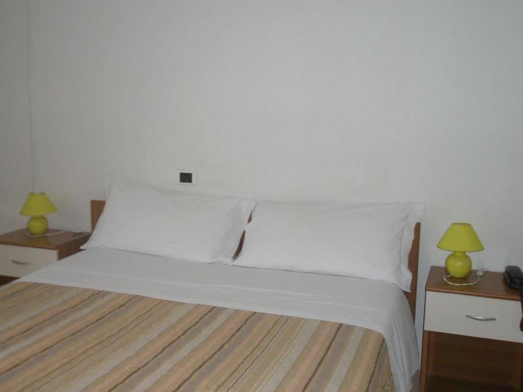 Hotel Athena สโปเลโต ภายนอก รูปภาพ